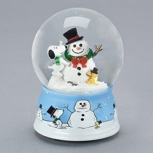 SNOOPY BUILDS A SNOWMAN SNOW GLOBE