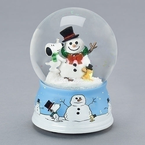 SNOOPY BUILDS A SNOWMAN SNOW GLOBE
